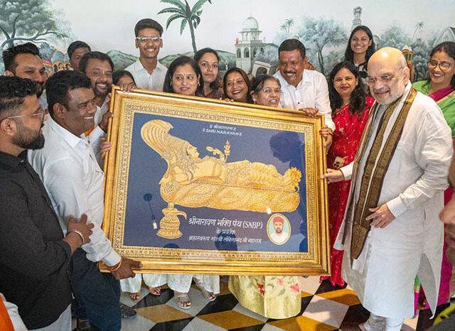 भारत के गृहमंत्री माननीय श्री अमित शाह जी को श्रीनारायण भगवान का स्वरूप भेंट किया