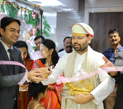 इंदौर – zodiac mall में स्वामी श्री लोकेशानंदजी महाराज के करकमलों से हुआ क्लिनिक का उदघाटन