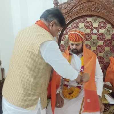 मंत्री श्री कैलाश विजयवर्गी जी ने इन्दौर कुटिया पर श्रीनारायण के दिव्य स्वरूप का दिव्य दर्शन किया