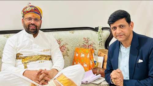 इंदौर के महापौर श्रीपुष्यमित्र भार्गव जी ने श्री पूज्यगुरुदेव जी से आशीर्वाद प्राप्त किए