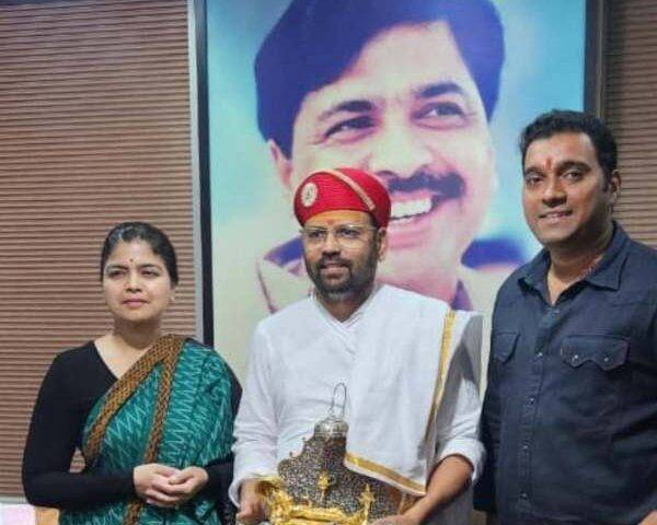 पूनम महाजन ( पूर्व सांसद) प्रखर राजनेता ने श्री गुरुदेव के आशीर्वाद प्राप्त किया.