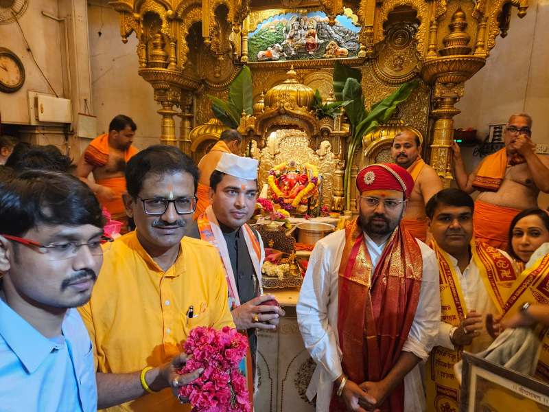 श्रीजगन्नाथपूरी में होने वाली कथा की प्रथम पत्रिका श्री सिद्धि विनायक मंदिर मुंबई में श्रीगणेश जी को रखी गयी