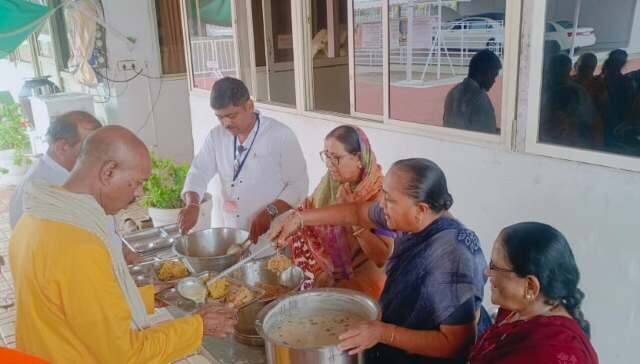 शहादाधाम पर नर्मदा परिक्रमा वासियों ने भोजन प्रसाद ग्रहण किया