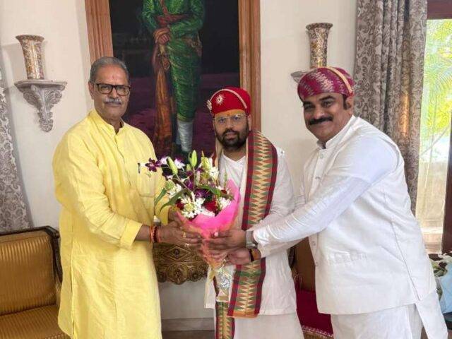 ओडिशा के उपमुख्यमंत्री श्रीकनकवर्धन सिंहजी देव ने पूज्य गुरुदेव संत श्रीलोकेशानंदजी महाराज के आशीर्वाद प्राप्त किए