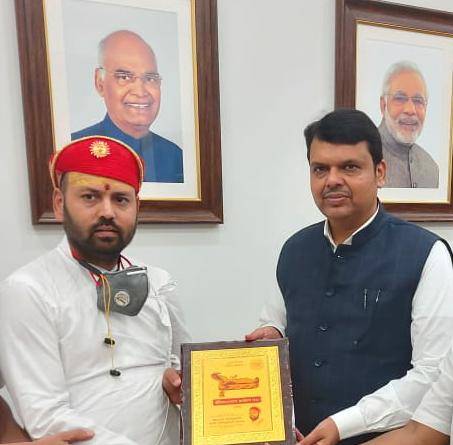 श्रीगुरुदेव लोकेशानंदजी महाराज एवं पूर्वमुख्यमंत्री श्रीदेवेन्द्र फडणवीसजी